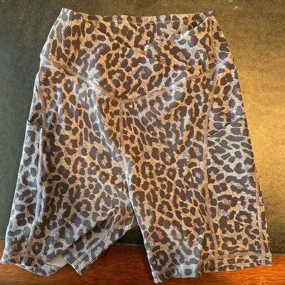 Gray and black leopard print ribbed shorts with pockets - Picture 1 of 3